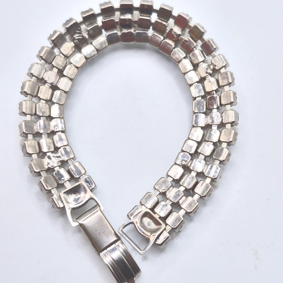 VTG White Flowers & Blue Rhinestones Silvertone Bracelet | Unsigned - Picture 6 of 7